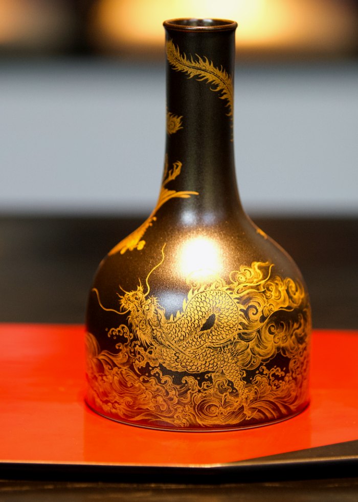 景德鎮瓷器——置於漆座上的描金龍紋瓷瓶