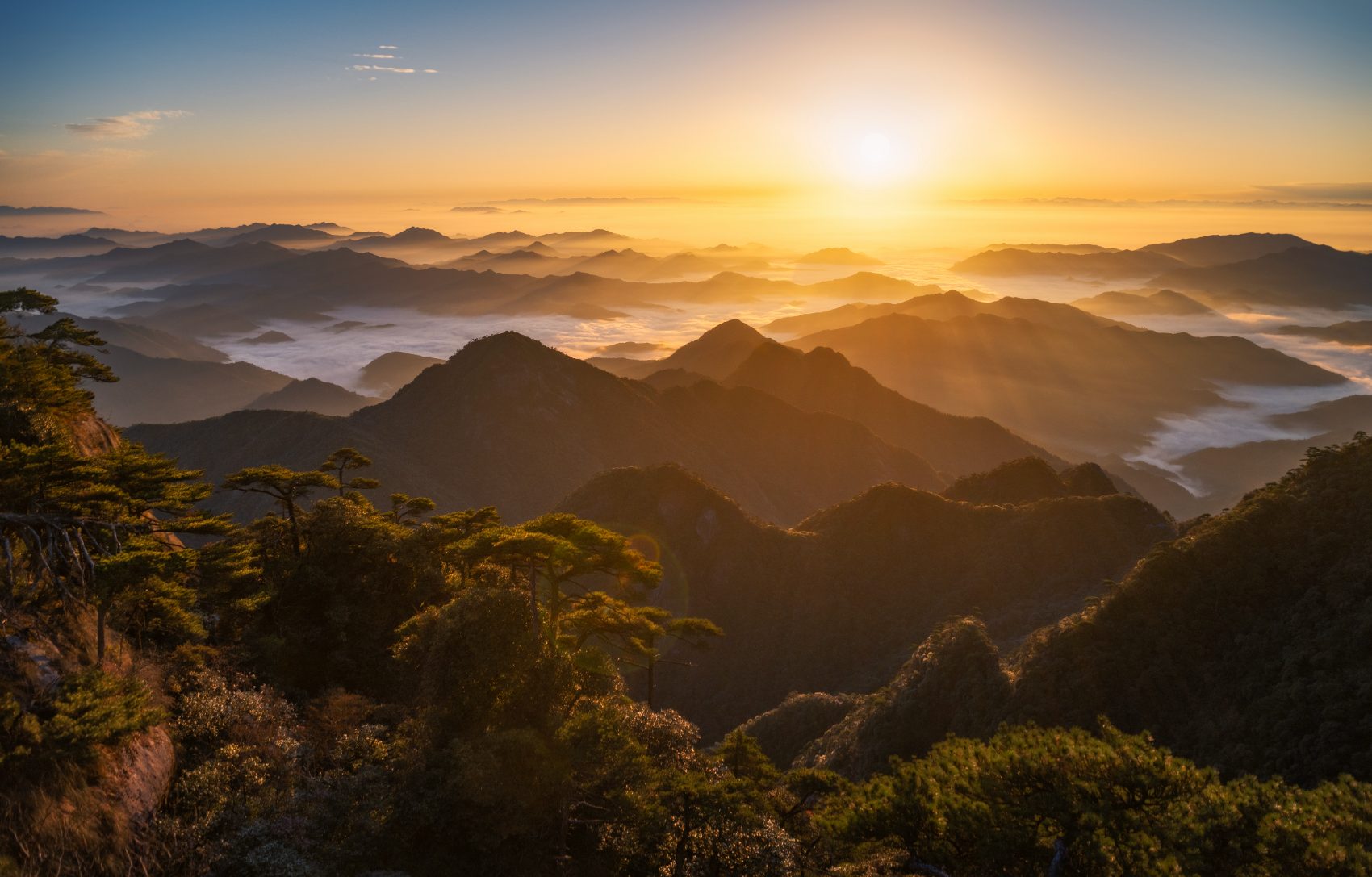 三清山雲海日出——江西東部霧繞的群峰